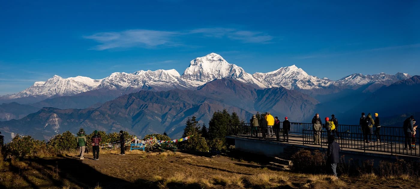 Crowd at the Poon Hill view point at sunrise looking at Putha Hiunchili, Churen, Dhaulagiri, Tukuche